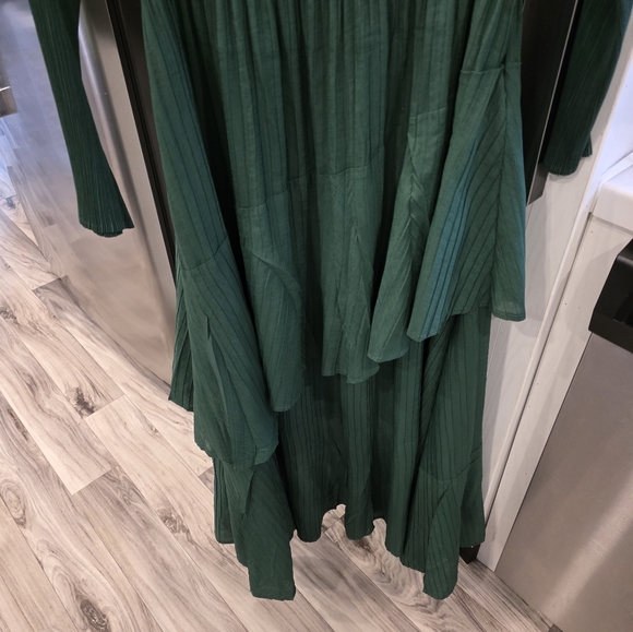 Elegant Green Long Sleeve Dress - Picture 4 of 5